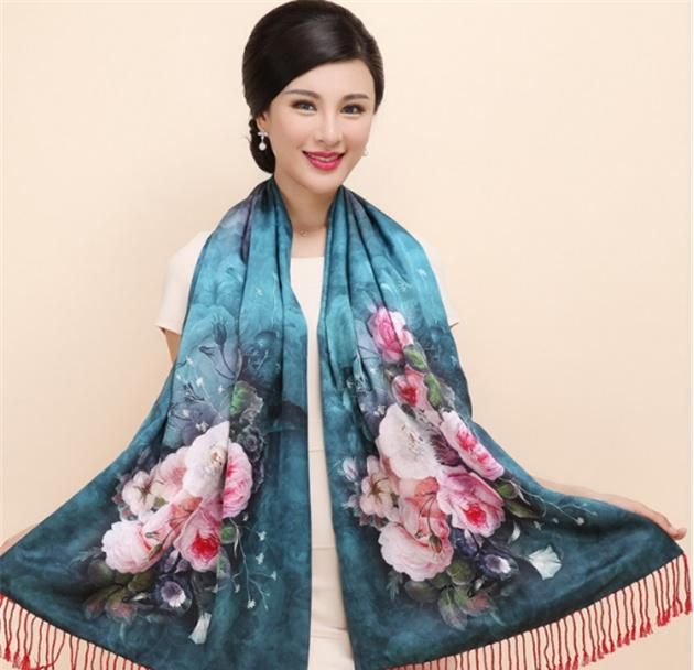 40多岁戴什么颜色的围巾显年轻,30岁的女人适合佩戴什么围巾