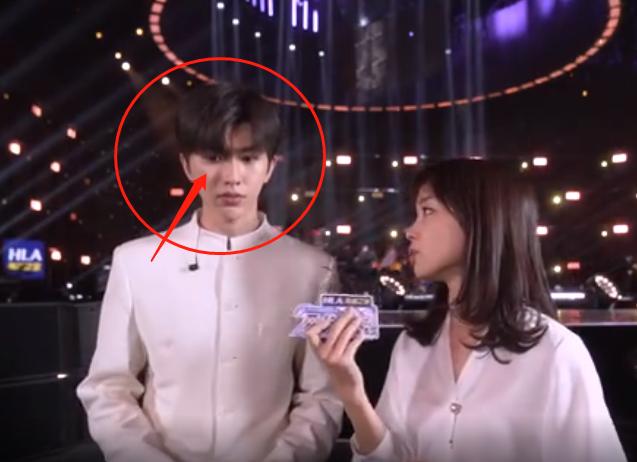 蔡徐坤王冰冰梦幻联动，身高差带来cp感，坤坤的害羞都在细节