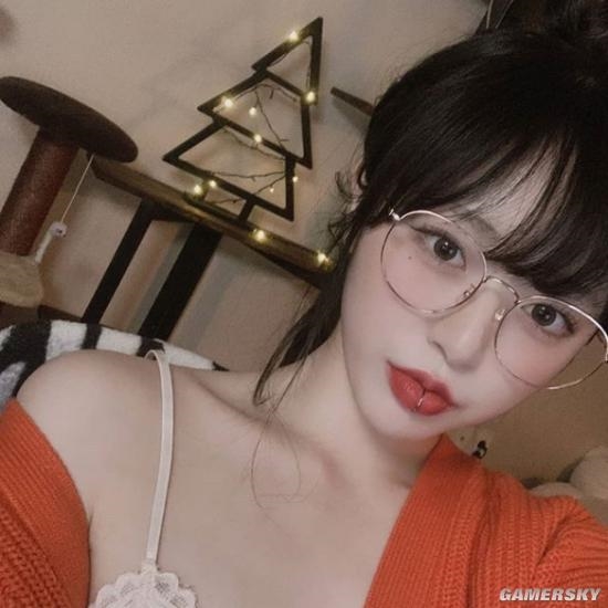 坏坏的动作惹人怜爱韩国美女游戏up主godlita