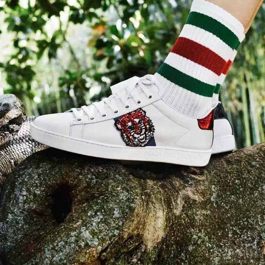 买一双平底的小白鞋,想买便宜的小白鞋怎么搜