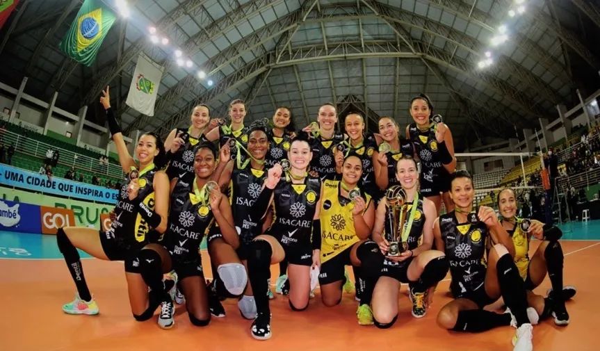 海滩俱乐部力夺超级杯冠军；“铁锤”格罗泽助球队爆冷取胜