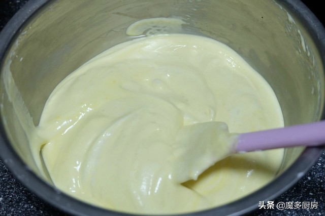 这才是电饭锅蛋糕正确的做法,用300g蛋糕预拌粉做电饭锅蛋糕