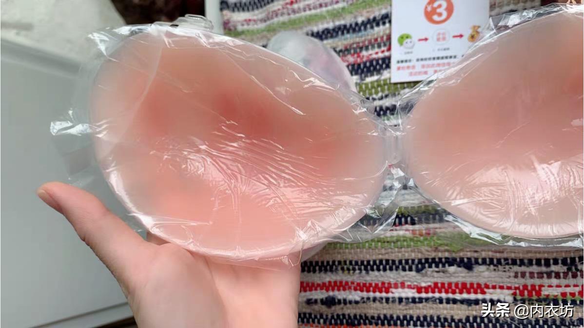 胸贴的隐形肩带只有两条怎么弄,胸贴的透明肩带怎么往上扣