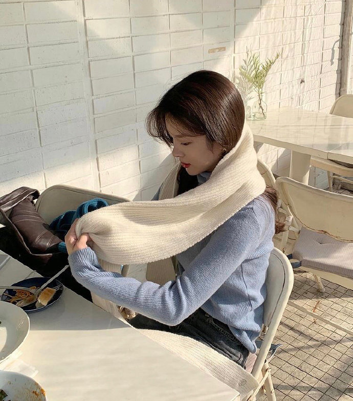 韩国小姐姐穿搭街拍,黑色针织衫长款外套韩系搭配