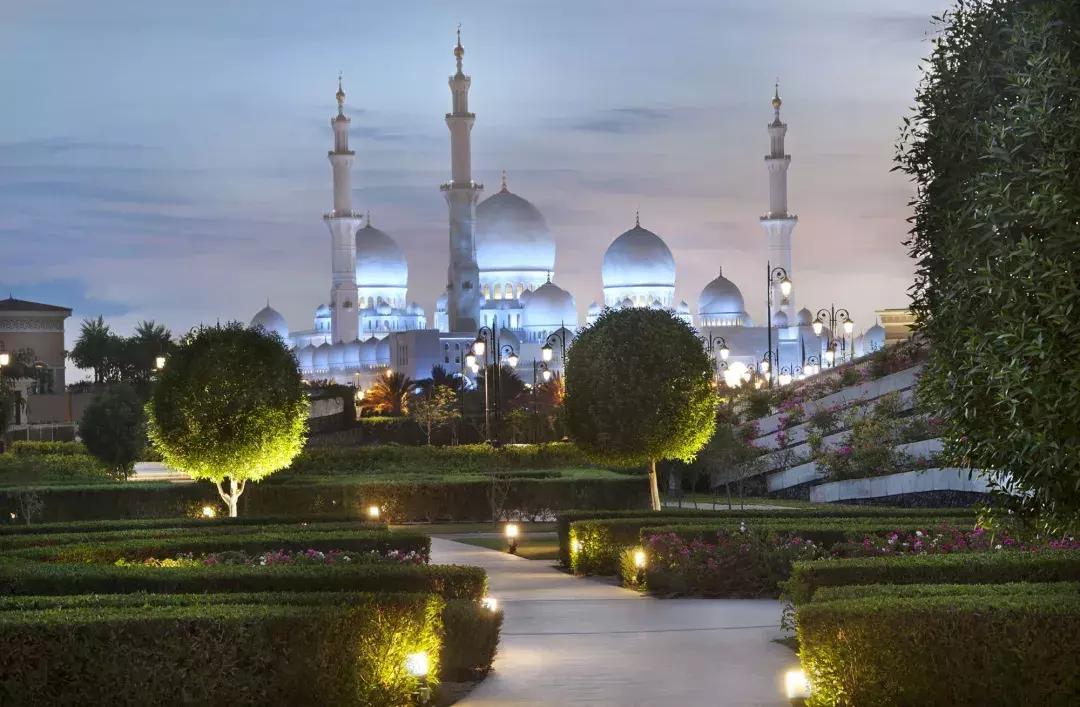 全球唯一8星酒店,黄金盖的清真寺,阿布扎比竟如此低调