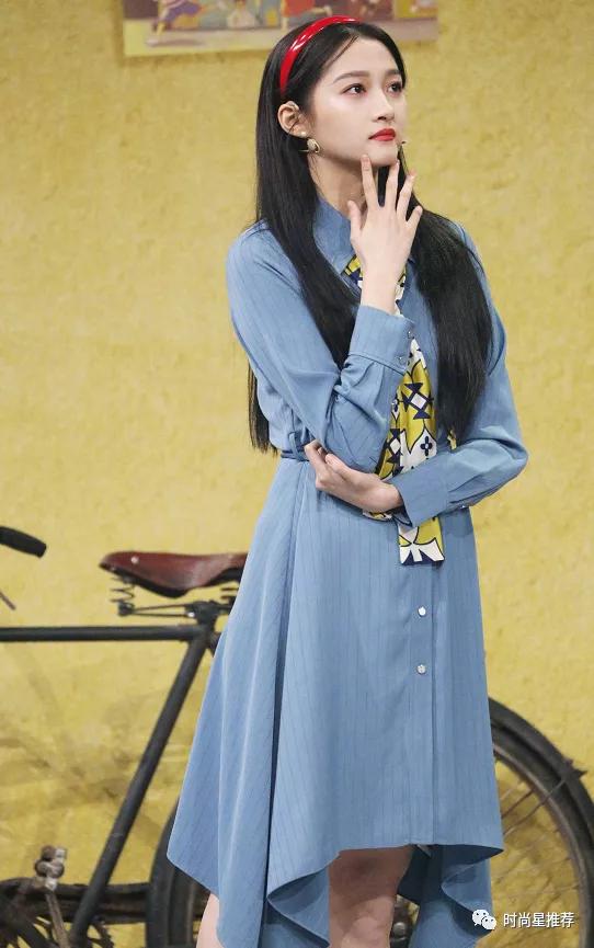 关晓彤穿热裤现身,关晓彤穿肤色长袜子