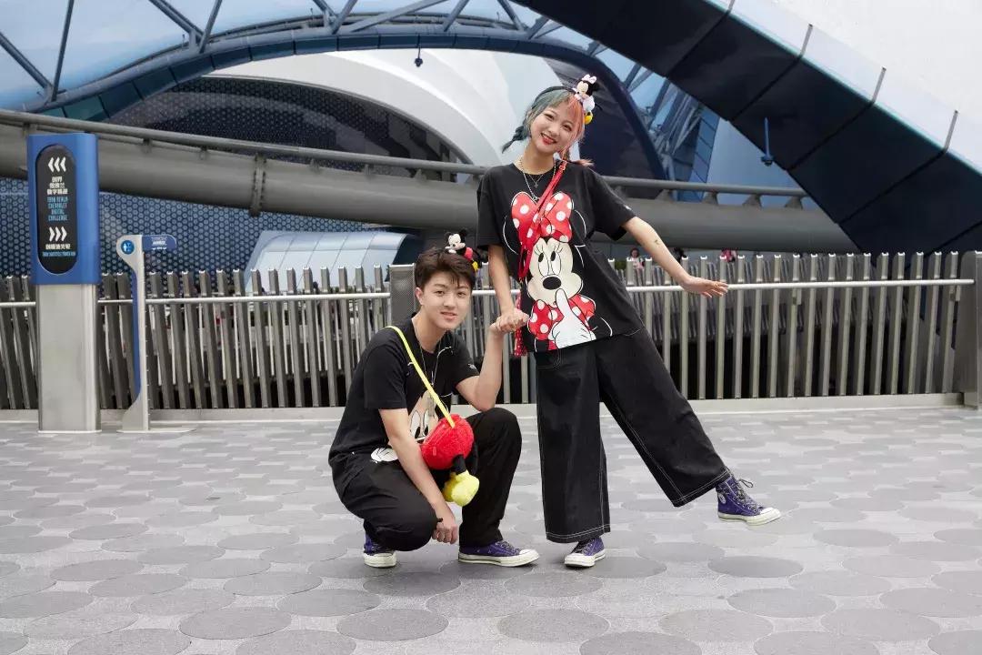 我们在上海迪士尼里玩耍了一天,发现穿的美才能玩的好!