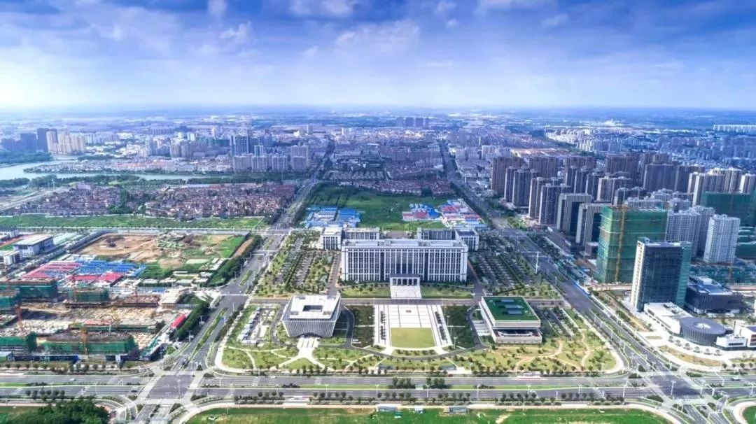 閲戝潧鏄弻闈㈠煄甯傚悧,閲戝潧鏄竴涓編涓界殑鍩庡競