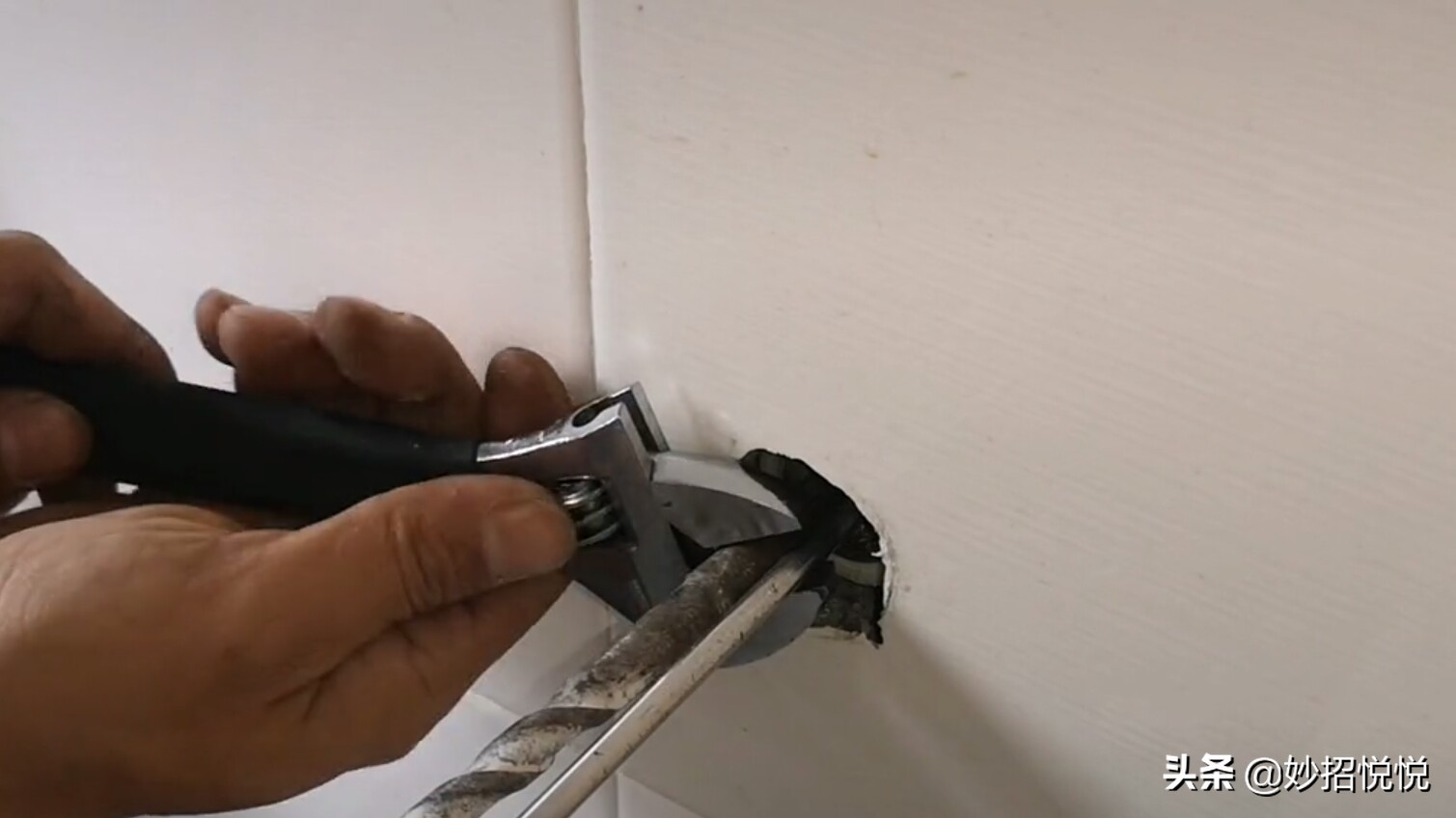 水龙头断在墙里怎么维修,水龙头断墙壁里了怎么更换