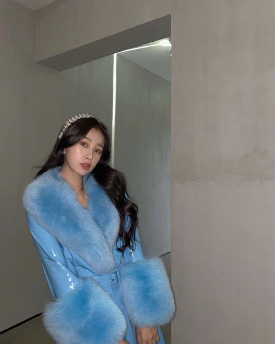 马卡龙穿搭虞书欣,虞书欣蓝色大衣穿搭