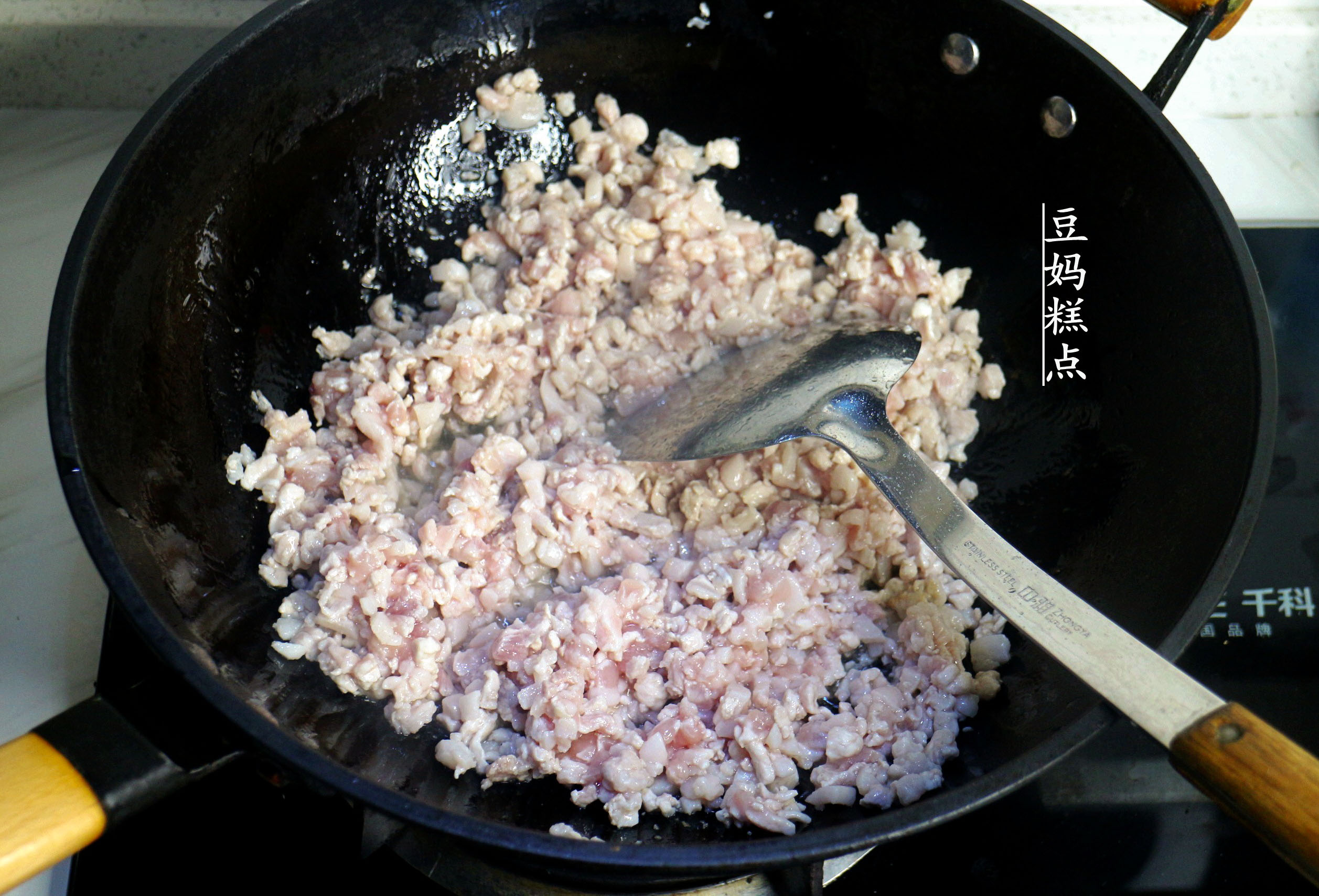 和儿子学做包子,老北京正宗酱肉包