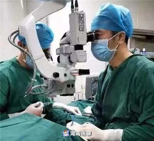 同事眼中的工作狂人？累得在手术室里瞌睡？这两位眼科医生火了