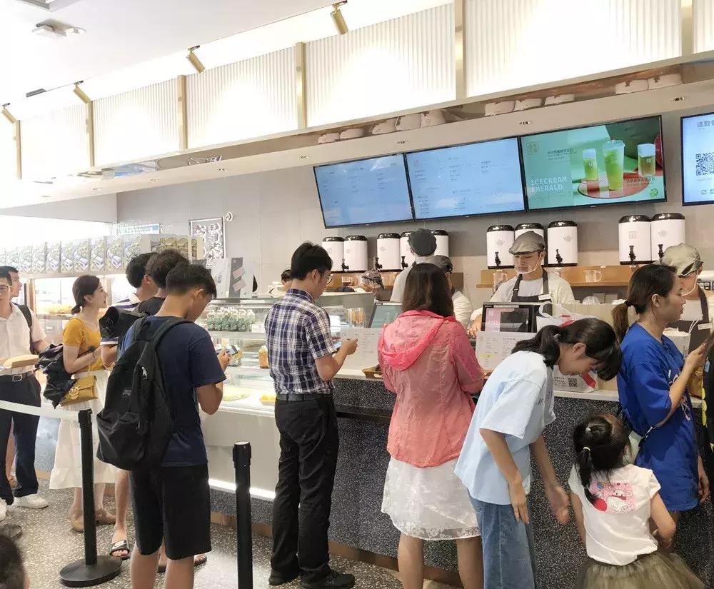 代排队代购买！网红店开到哪，温州跑腿小哥的生意做到哪