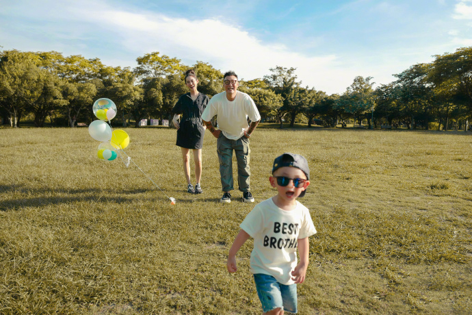余文乐和他儿子黑白照,余文乐带儿子cody背影呆萌