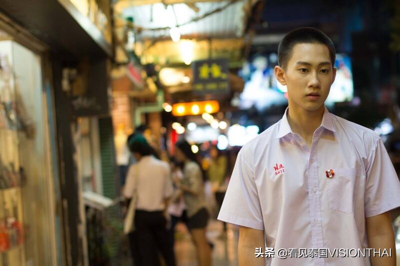 眉毛弯弯的少年长大了，但他还是那个闪闪发光的船儿