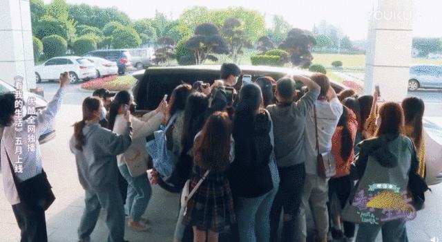 ‘家不能回’‘父母逼婚’‘躲不开的脏水’独居明星的真实生活