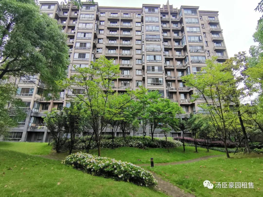 张江汤臣豪园四期新出精装修三房,业主自住保养不错,诚售1800W