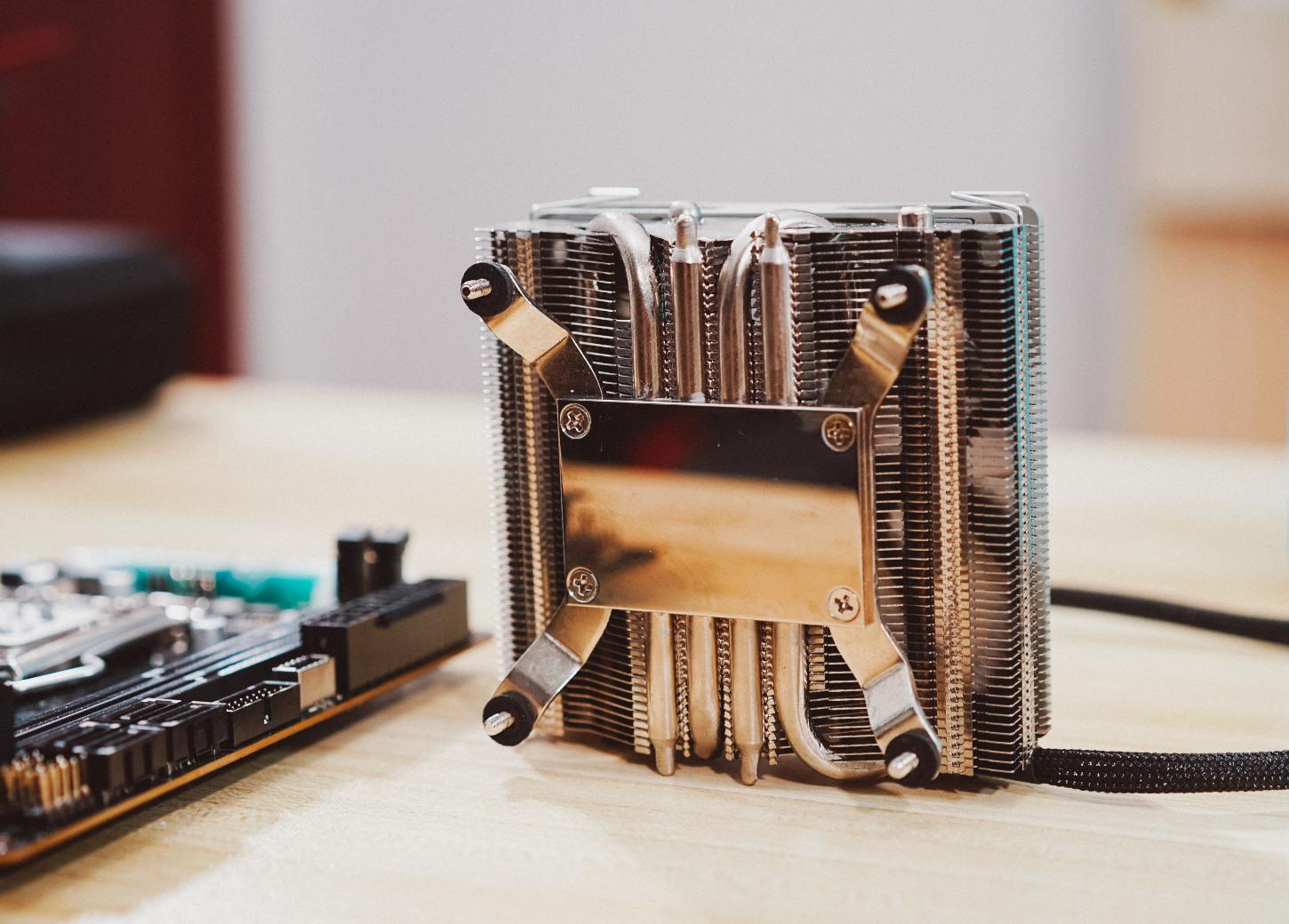 itx装机配置单一小机箱也有大心脏,itx支持3.5寸硬盘