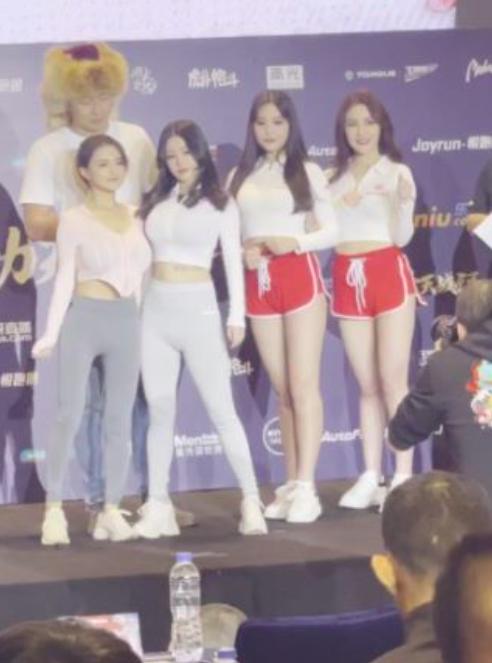 “足球宝贝”摔角来真的?小野马赛前猛扇古阿扎,肉搏战谁更强