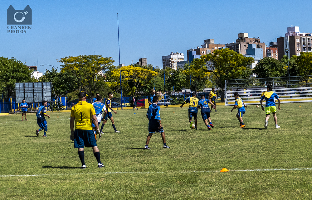 一个贩卖艺术和足球的彩色街区