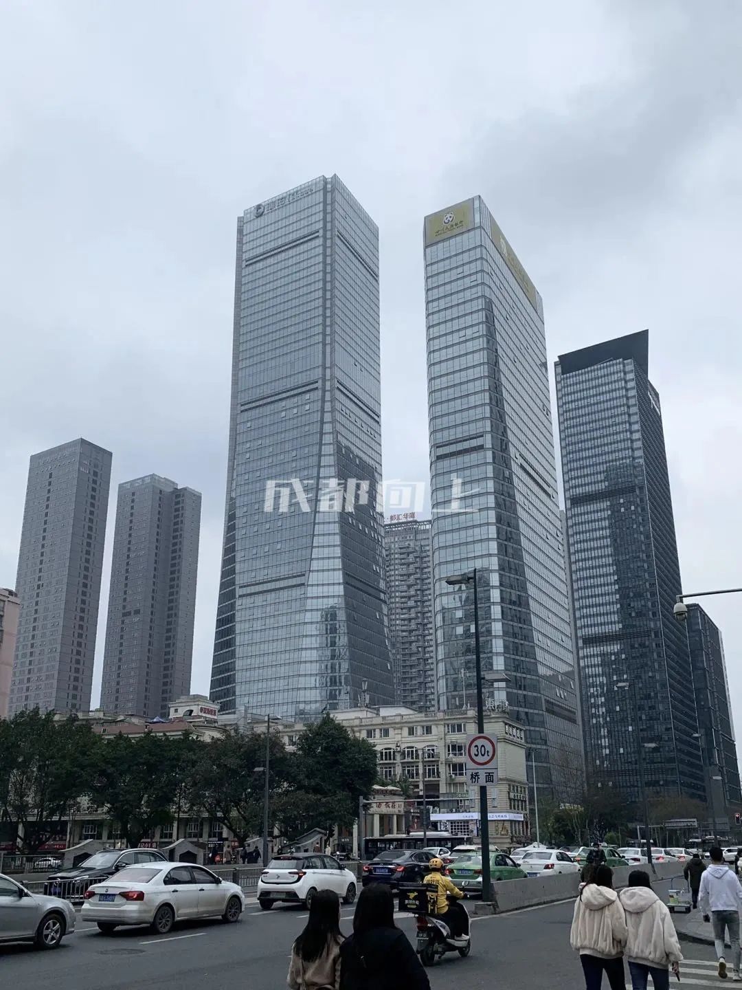 如何让成都变东京？网友：大LOGO收敛点