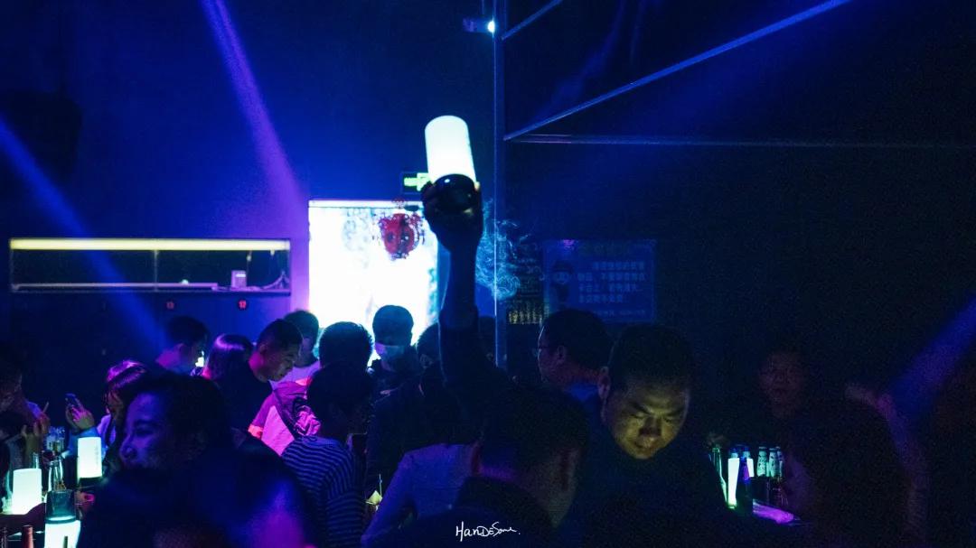 武汉嫂子和男将的秘密狂欢派对，在沿江大道153号