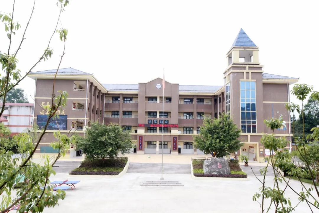 以温度去守护，蓝光发展荣登“金蜜蜂企业社会责任中国榜”