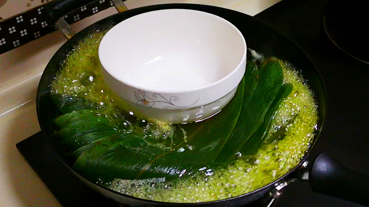 煮粽叶时只加清水,煮粽子时用清水就错了