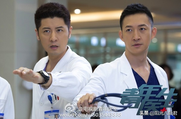 王阳夫妇合体照片,王阳晒抱娃照片