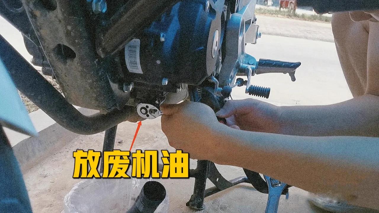 摩托车合成机油多久保养一次,自己给摩托车换机油怎么操作