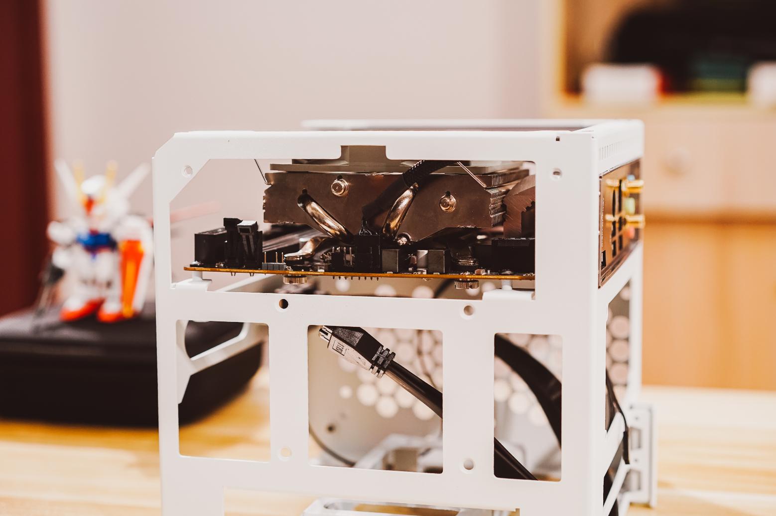 itx装机配置单一小机箱也有大心脏,itx支持3.5寸硬盘