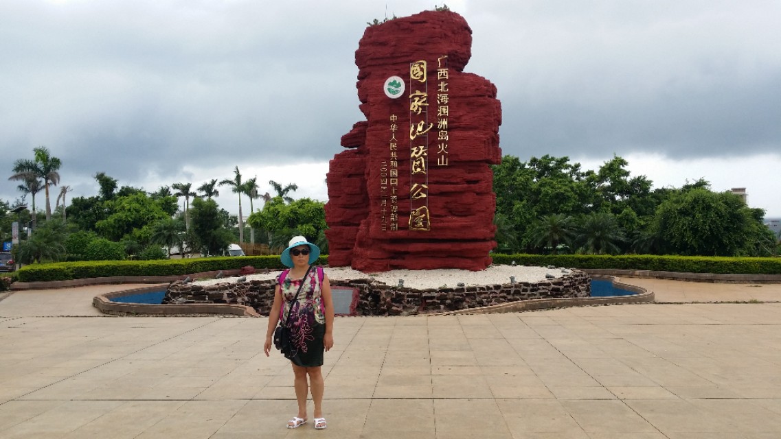 带着孙女去海边,奶奶带着小孙女在北海涠洲岛玩