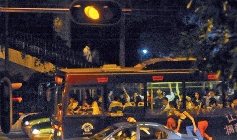 交通法新规现在闯黄灯算不算违章,为什么闯黄灯也是扣六分罚款200