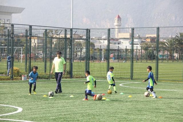 50个零基础孩子足球训练,昆明足球训练营小孩