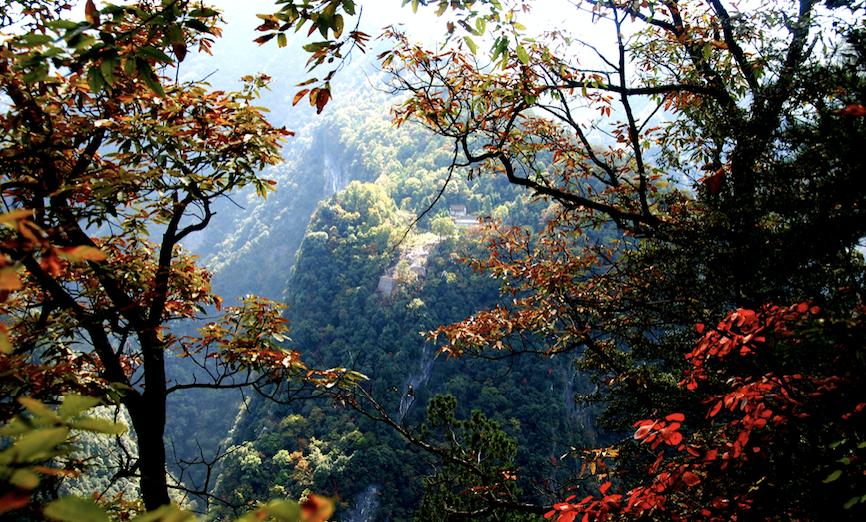 在青山绿水间感受大自然,在青山绿水间领略文明