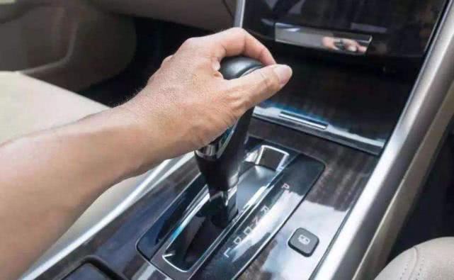 自动挡停车先挂n挡熄火再挂p挡吗,自动挡停车先挂P挡还是先拉手刹