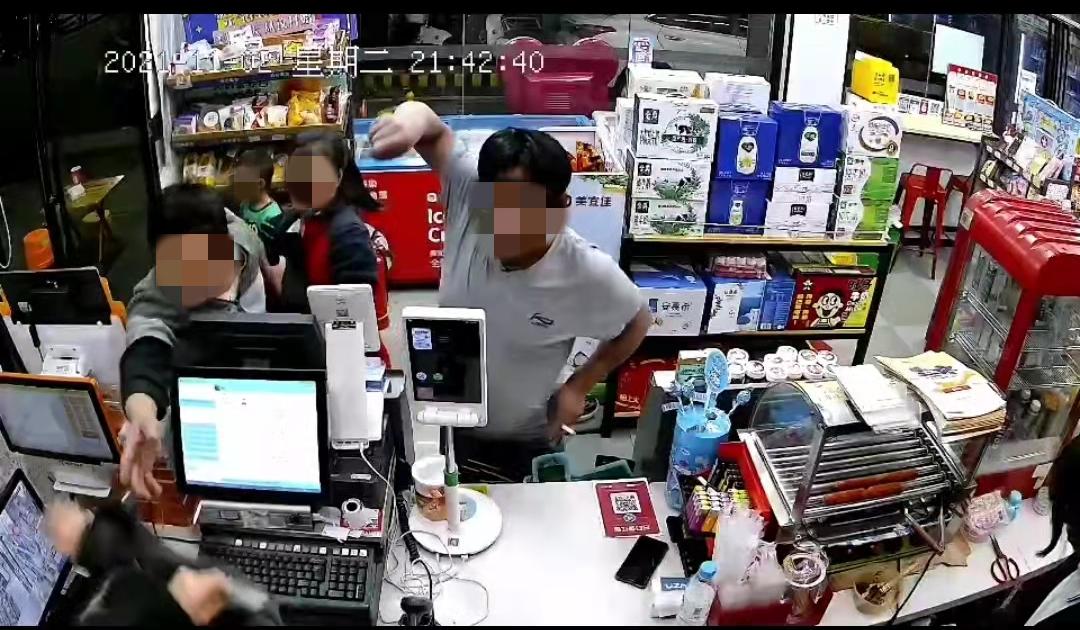 男子酒后滋事并暴力袭警被拘,两男子酒后闹事处罚