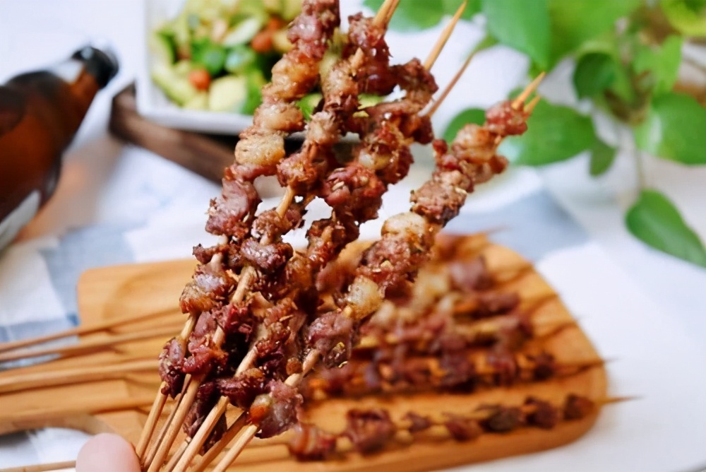 烧烤店猪肉小串腌制方法,家庭版猪肉烤串腌制配方