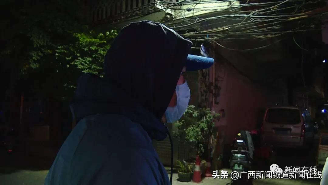 男子当街踢死小猫确认死亡后离开,广西男子一脚踢死小猫后续