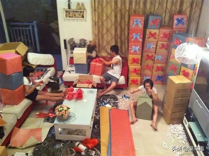 豪车毒老纪考斯特,豪车毒老纪小跟班