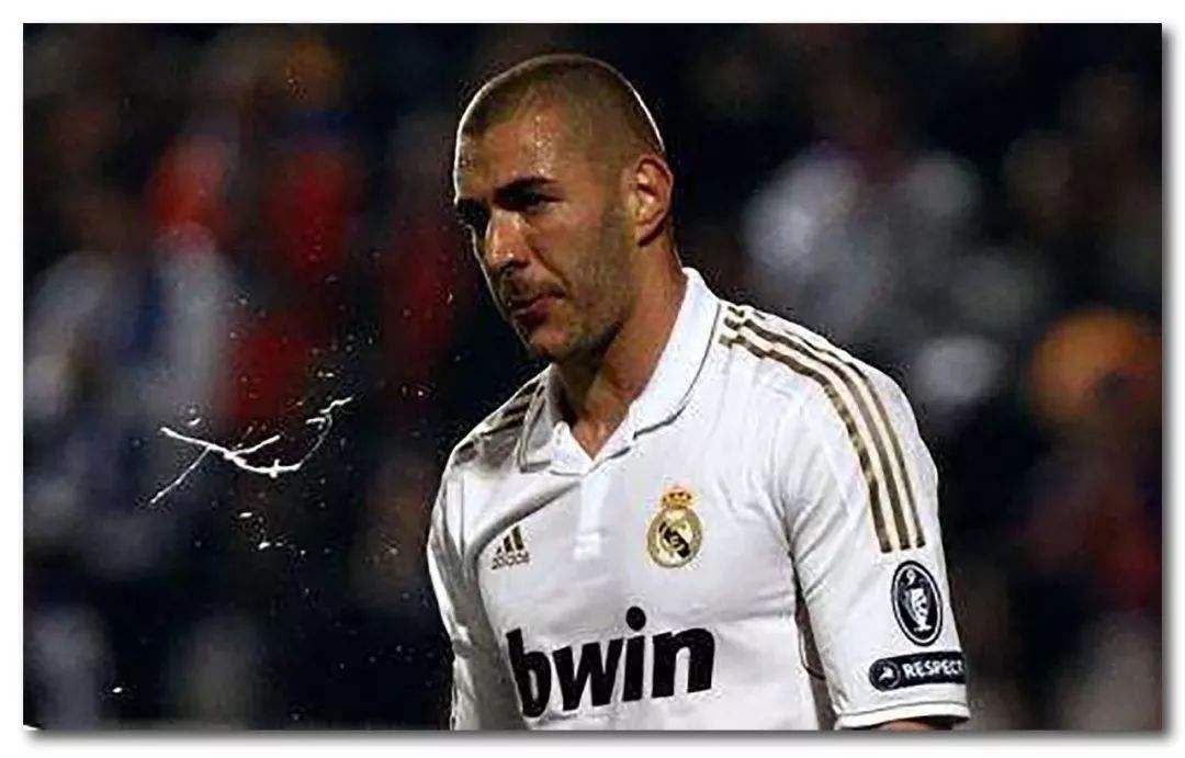 足球场上为什么球员乱吐痰,足球运动员面对面吐痰