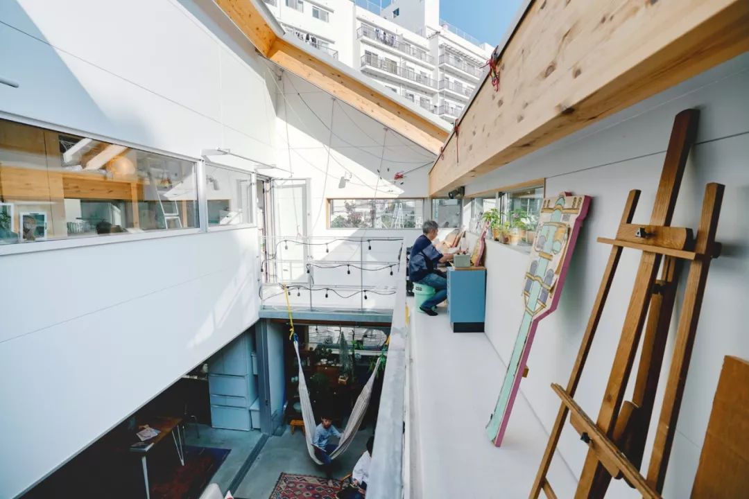 他在市中心建了一座房，38㎡住一家五口，居然没屋顶？