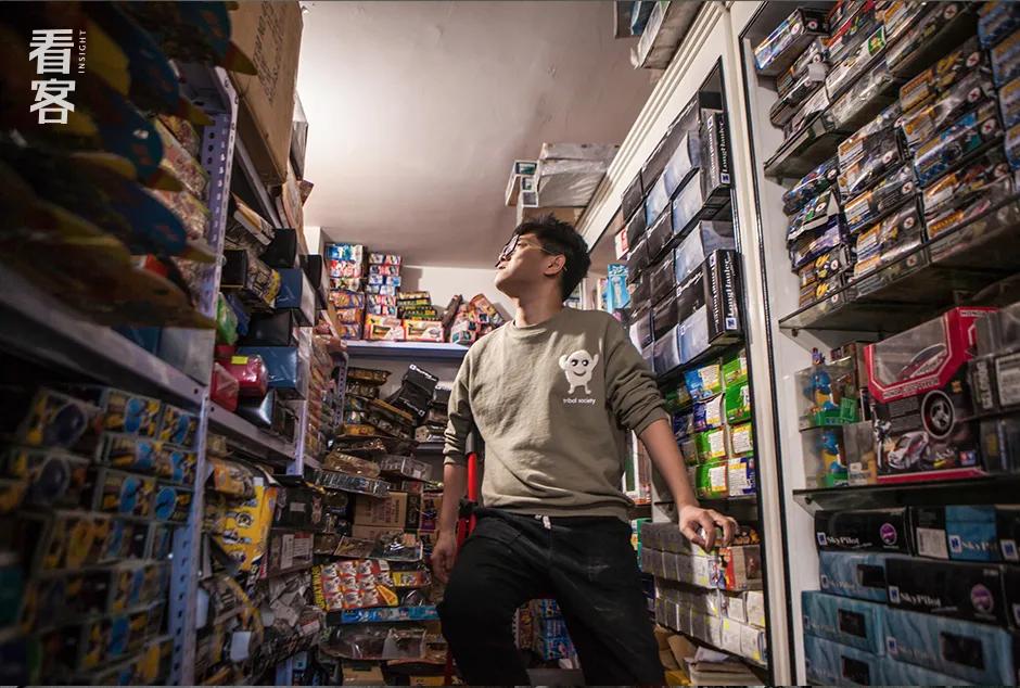 我在静止的东北小卖铺，淘到了属于成年人的玩具总动员
