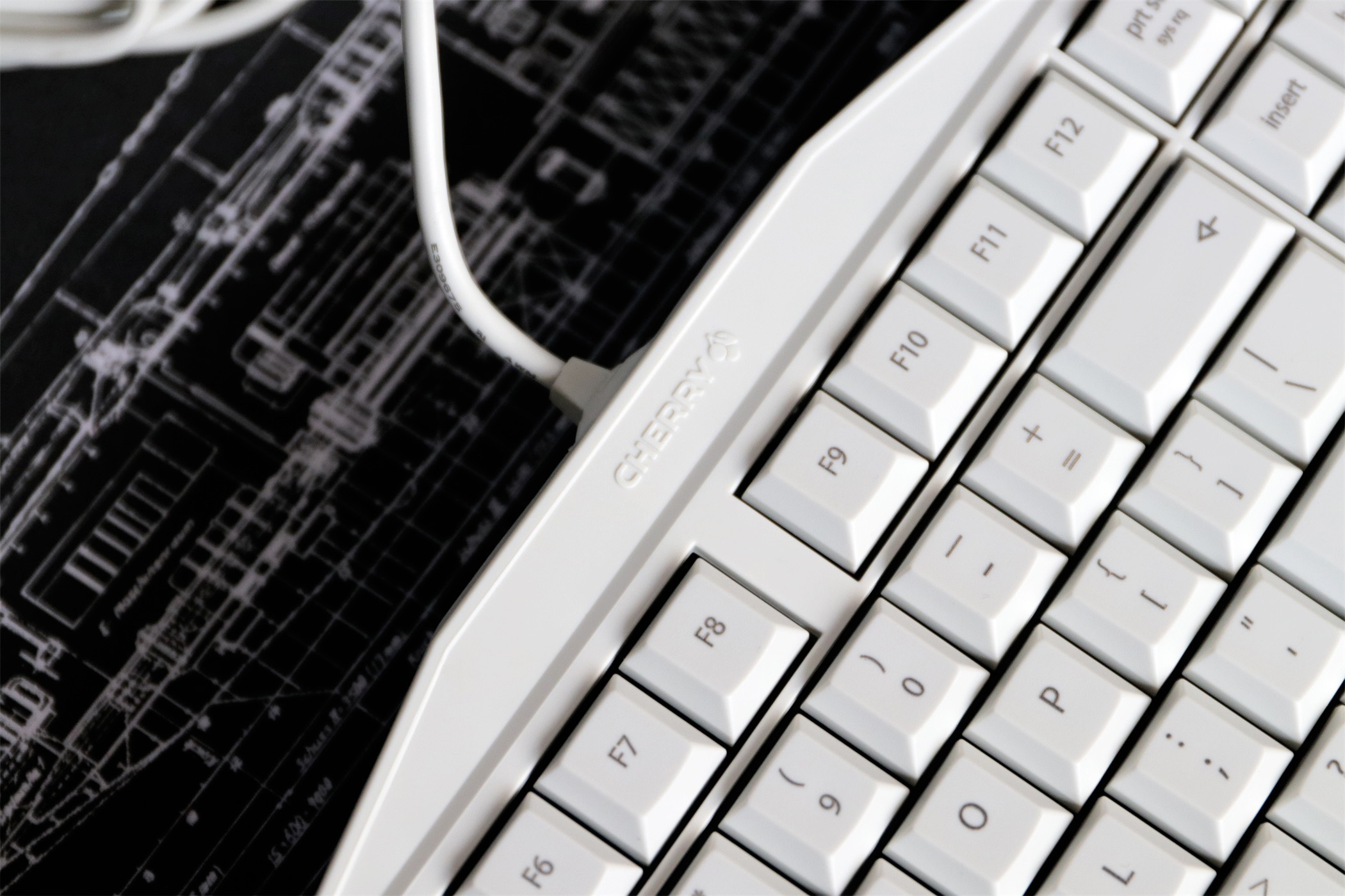 手感比较类似薄膜键盘的机械键盘,像薄膜键盘的机械键盘