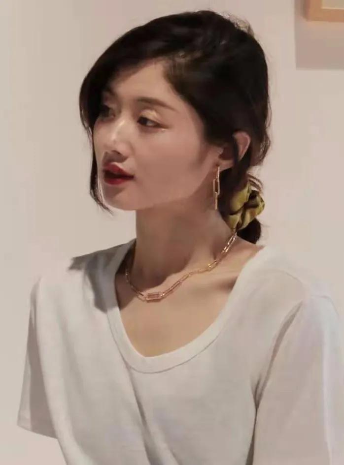 大脸发量少日常怎么化妆打扮,四十岁大脸微胖怎样打扮显年轻