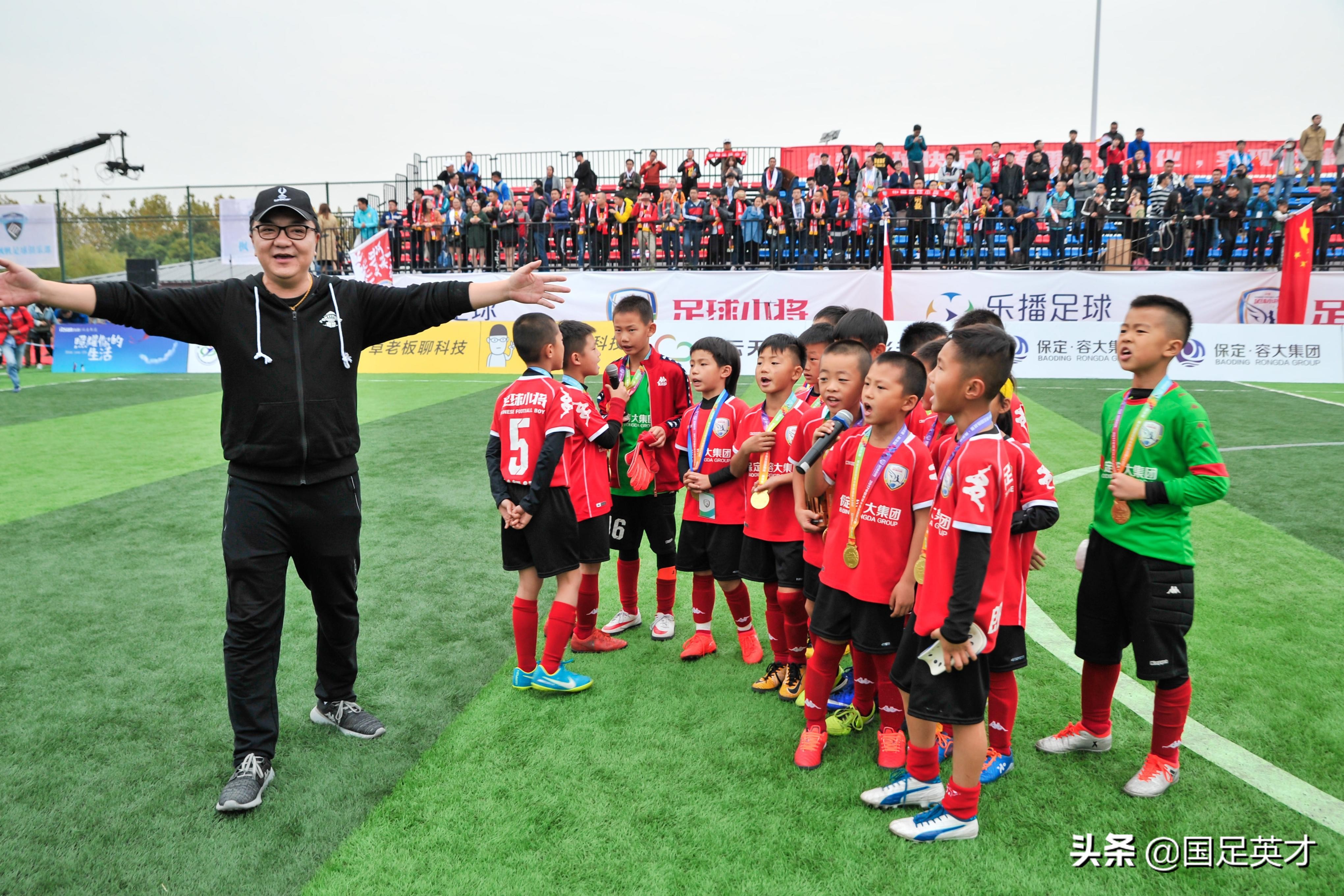 看呆了！过半场就起脚，9岁足球小将不停球打进天外飞仙世界波