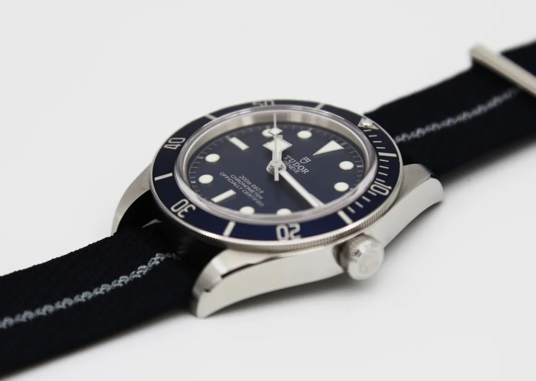 帝舵25407和25600,帝舵风尚黑盘和蓝盘该怎么选