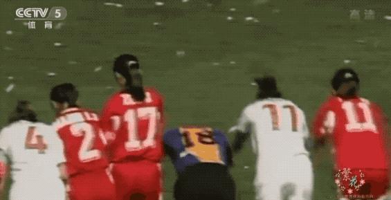 这个女生追着梦跑了二十年，终于把自己踢进了足球之梦