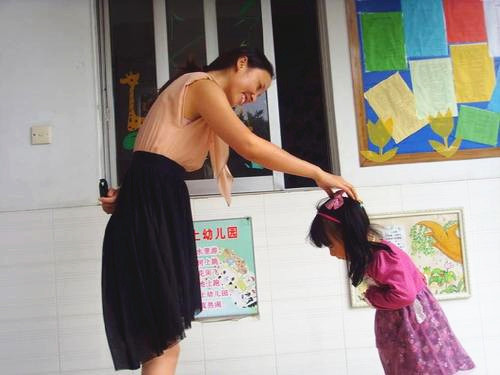 地铁上，姐弟俩的“坐姿”让乘客直竖大拇指：真正的“富家子弟”