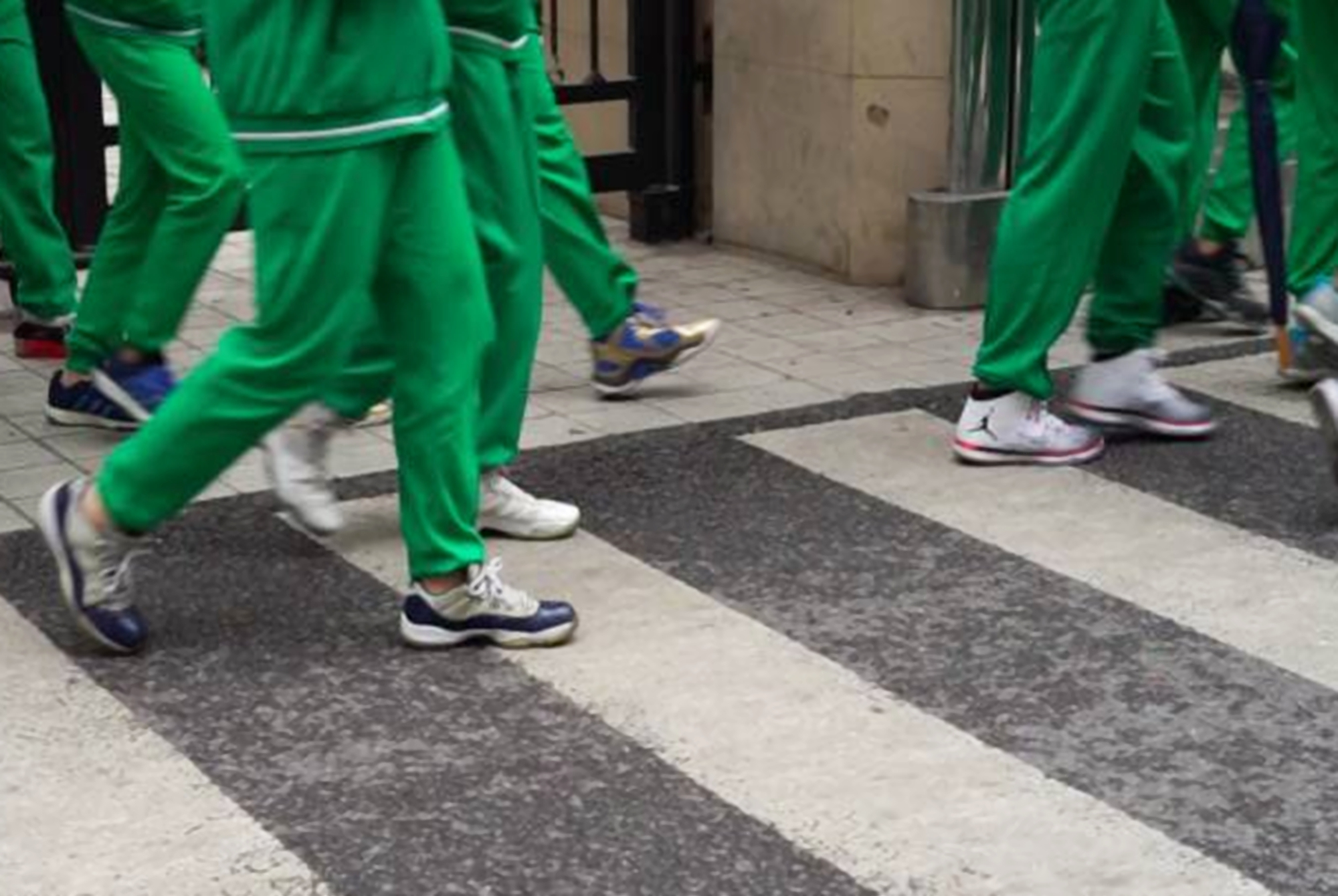 学生攀比校服 (穿校服的中学生攀比之风盛行)